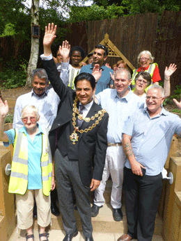 The-mayor-(centre),-Tod-Hale-(far-right)-and-the-voluntters-who-worked-on-the-garden.png