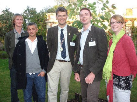 IoH-President-Leigh-Morriswith-previous-competitors-&-winners-of-the-IoH-Young-Horticulturist-of-the-Year